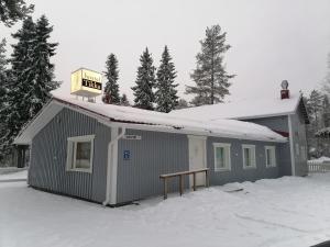 罗瓦涅米Hostel Tikka的雪上有标志的建筑物