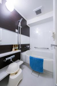 广岛藤田赛久酒店的浴室配有白色卫生间和浴缸。