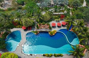 波德申波德申港口爱卡萨公寓式酒店的享有度假村游泳池的顶部景致