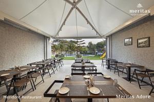 Meritas Adore Resort餐厅或其他用餐的地方