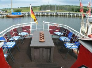Klein ZickerBülows Ferienwohnung mit 2 Schlafzimmern的船上的桌椅