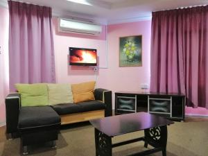Pasir MasHotel Nawar的客厅配有沙发和桌子