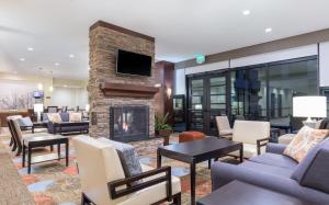 西雅图西雅图弗里蒙特驻桥套房酒店的客厅设有壁炉和电视。