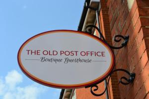 海斯The Old Post Office Boutique Guesthouse的旧的邮局镜子,贴在砖墙上