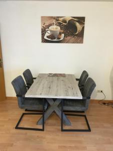 罗拉赫西蒙尼公寓的桌椅和咖啡