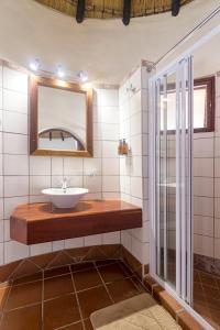 OtjovasanduHobatere lodge的一间带水槽和镜子的浴室