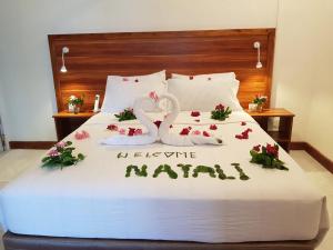 图鲁斯杜巴图塔马尔代夫海浪景观旅馆的一张有结婚标志的床