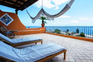 圣马里纳萨利纳玛玛桑堤娜酒店的阳台配有床铺,享有海景。