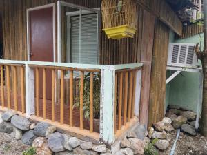 NabasVilla Catalina Bora 3 Resort的房屋前的木栅栏