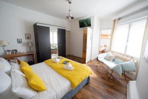 多吕多勒龙乐维特宝依斯酒店的一间卧室配有一张黄色毯子床