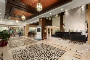 伊斯兰堡Ramada by Wyndham Islamabad的酒店大堂,大厅里有一个女人