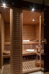 利多迪耶索罗玛丽维尔酒店的一间铺有木地板的木墙桑拿浴室