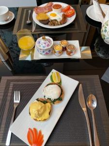 伯恩茅斯朗特里庄园酒店的桌上两盘食物,包括早餐食品