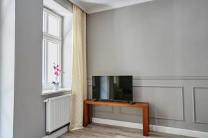 霍茹夫Beżowy Apartament DE LUX dla 4 osób Chorzów Katowice的一间带电视和桌子的客厅