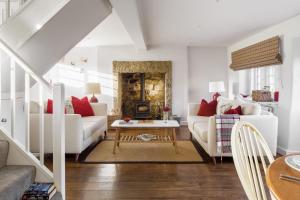 利兹Carr Cottage的客厅配有白色家具和红色枕头。