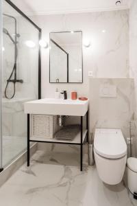 巴黎SUITE ELUARD au cœur de la Rive Gauche, neuf, design, 2-4 personnes的一间带水槽、卫生间和镜子的浴室