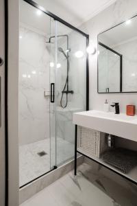巴黎SUITE ELUARD au cœur de la Rive Gauche, neuf, design, 2-4 personnes的一间带玻璃淋浴和水槽的浴室