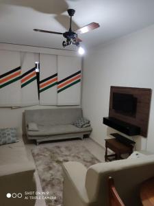大普拉亚Casa Gomes的带沙发和吊扇的客厅