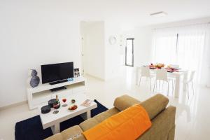 Salir de PortoJanelas de Salir- Holiday Apartments - By SCH的客厅配有沙发和桌子
