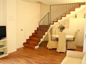 梅纳Brand new and elegant residence on Lake Maggiore的一间带桌子和楼梯的客厅