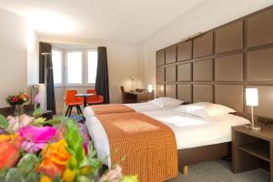 克诺克－海斯特悠幽酒店的一间卧室配有一张大床和大床头板