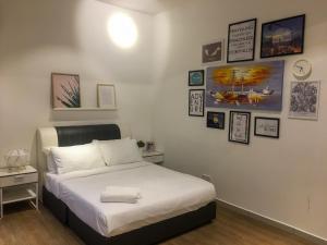 史里肯邦安武吉加里尔/矿山附近扎雅公寓的卧室配有一张床,墙上挂有图片