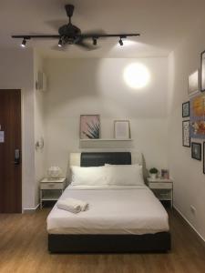 史里肯邦安武吉加里尔/矿山附近扎雅公寓的卧室设有一张白色大床和天花板