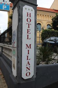 圣雷莫米拉诺酒店的建筑一侧的建筑标志