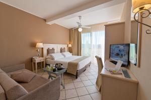 迪亚诺马里纳Hotel Liliana Diano Marina的酒店客房设有床和客厅。