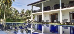 本托塔Nil Menik Villa的房屋旁带游泳池的房子