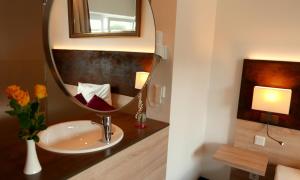 埃伯斯贝格埃伯斯贝格商务酒店的一间带水槽和镜子的浴室
