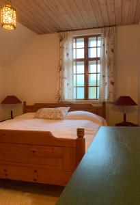 凡岛Fanø Bed & Boats的一间卧室设有一张大床和一个窗户。