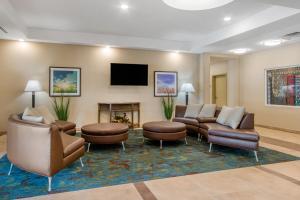 圣安东尼奥Candlewood Suites - San Antonio Lackland AFB Area, an IHG Hotel的大堂配有沙发、壁炉和电视。