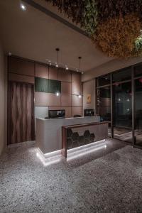 台南暖时嚼旅的厨房配有柜台和玻璃门