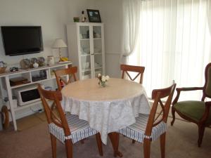 BeningtonCobblestones的客厅配有桌椅和电视
