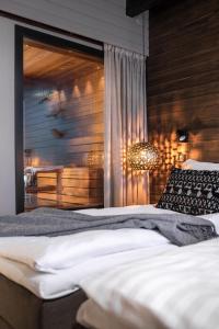 罗瓦涅米乌拿斯瓦天空拉普兰酒店的一间卧室配有两张床和吊灯。