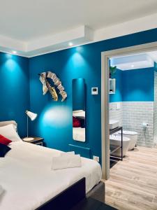 特雷维索Dimora del Teatro的蓝色卧室配有一张床和浴缸
