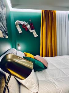 特雷维索Dimora del Teatro的一间卧室配有一张带绿色墙壁的床