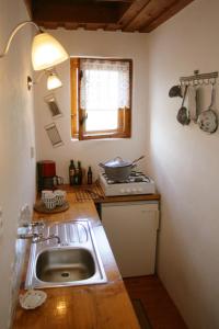 布雷兹诺Apartment at Sedliacky Dvor - Brezno的厨房配有水槽和炉灶