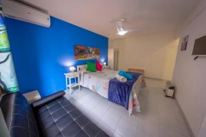 卡迪瓦Casa Camino al Castillo的一间卧室设有一张床和蓝色的墙壁