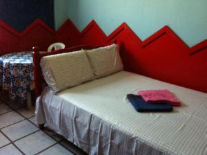 贝伦斯帕达酒店的一间卧室配有一张红色墙壁的床