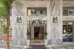 雅典Meni Hotel & Apartments的酒店大堂,前面有标志