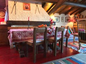 Appartement Hameau des Pistes - Ski-in and Ski-out餐厅或其他用餐的地方