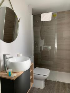 哈卡佳卡城市酒店的一间带水槽、卫生间和镜子的浴室