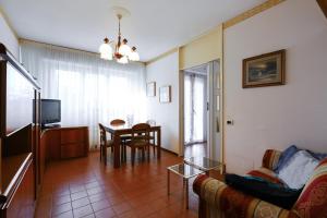 米兰PrimoPiano - San Dionigi的客厅配有沙发和桌子