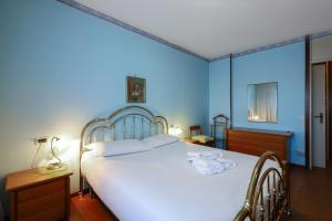 米兰PrimoPiano - San Dionigi的卧室配有白色大床和蓝色的墙壁