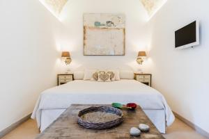 莫诺波利B&b Casa Maredentro的一间卧室配有一张床和一张木桌