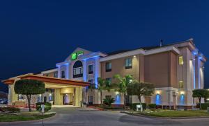 休斯顿Holiday Inn Express & Suites Houston East, an IHG Hotel的夜间酒店 ⁇ 染