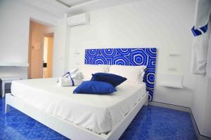 阿马尔菲Matteo's House B&b的客房内的白色床和蓝色枕头