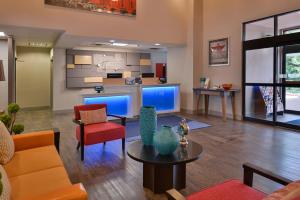 奥斯汀Holiday Inn Express & Suites Austin North Central, an IHG Hotel的客厅配有沙发和桌子